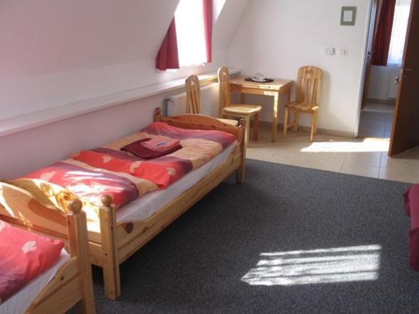 Pension Zlata Noha Pressburg Zimmer foto
