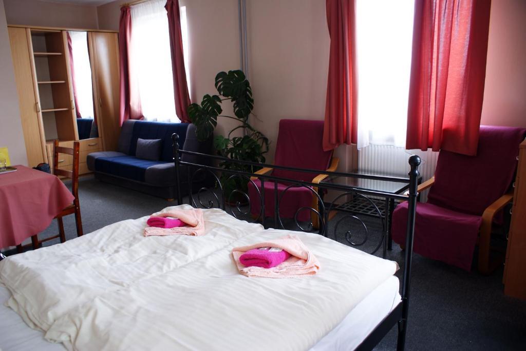 Pension Zlata Noha Pressburg Zimmer foto